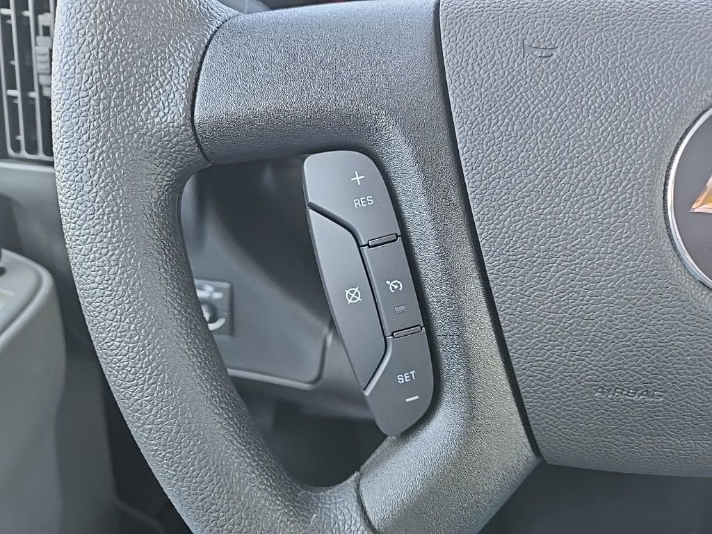 2025 Chevrolet Express Passenger 1LT