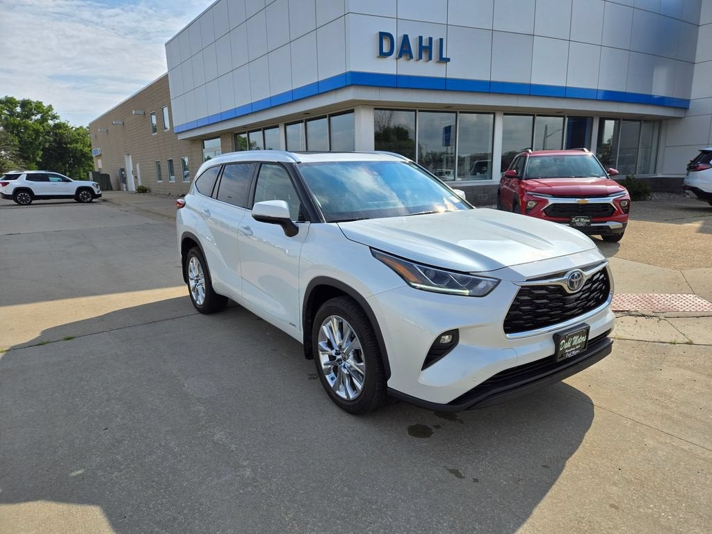 Used 2023 Toyota Highlander Limited with VIN 5TDXBRCH5PS119393 for sale in Pipestone, Minnesota